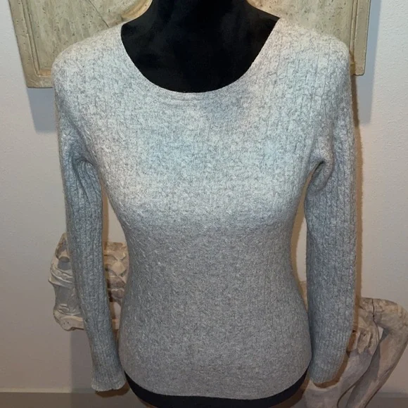 J. Crew cable crew neck light gray cashmere women’s sweater Sz XS - Picture 2 of 8